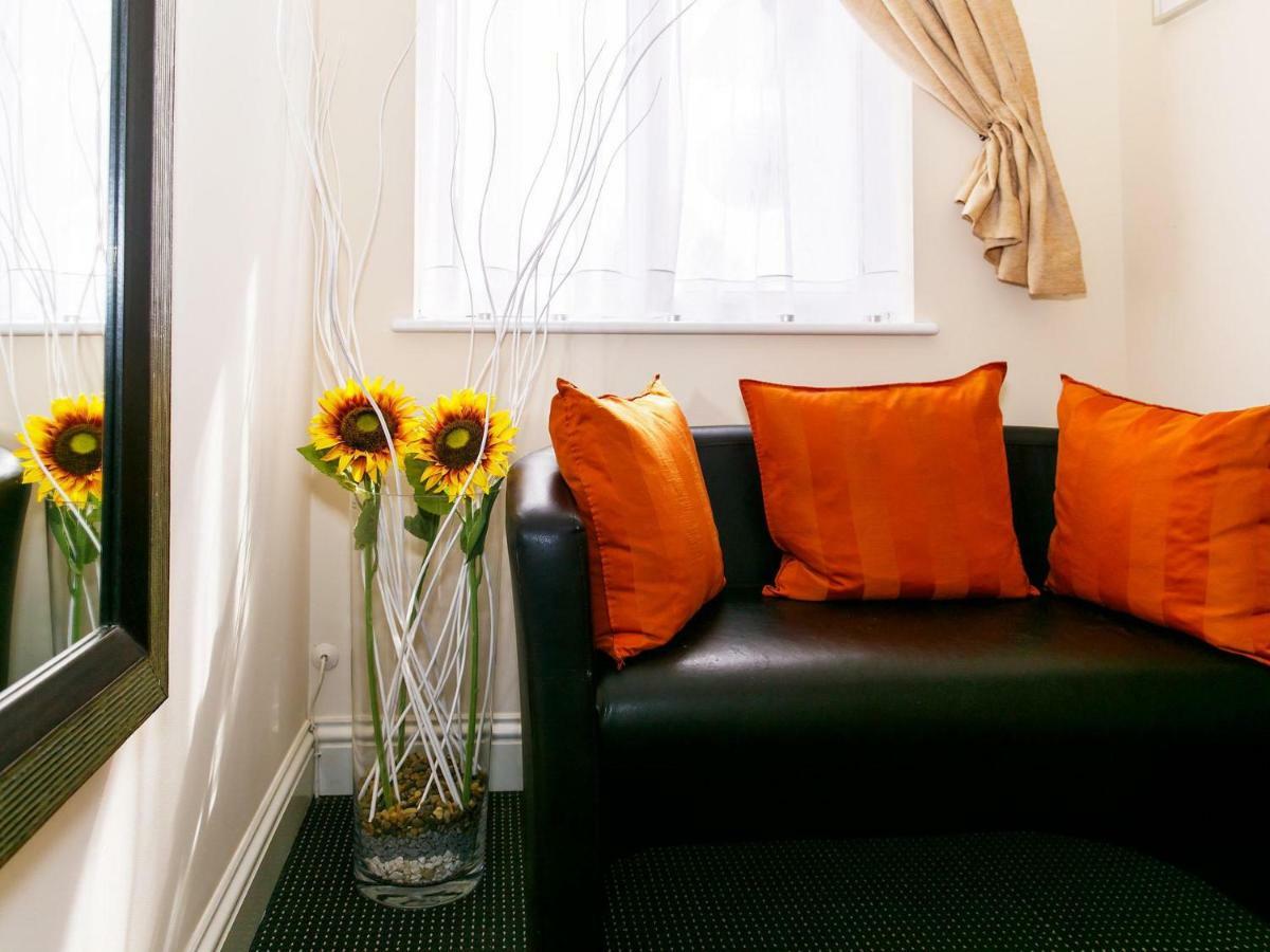 Mandeville Rooms Northolt  ภายนอก รูปภาพ