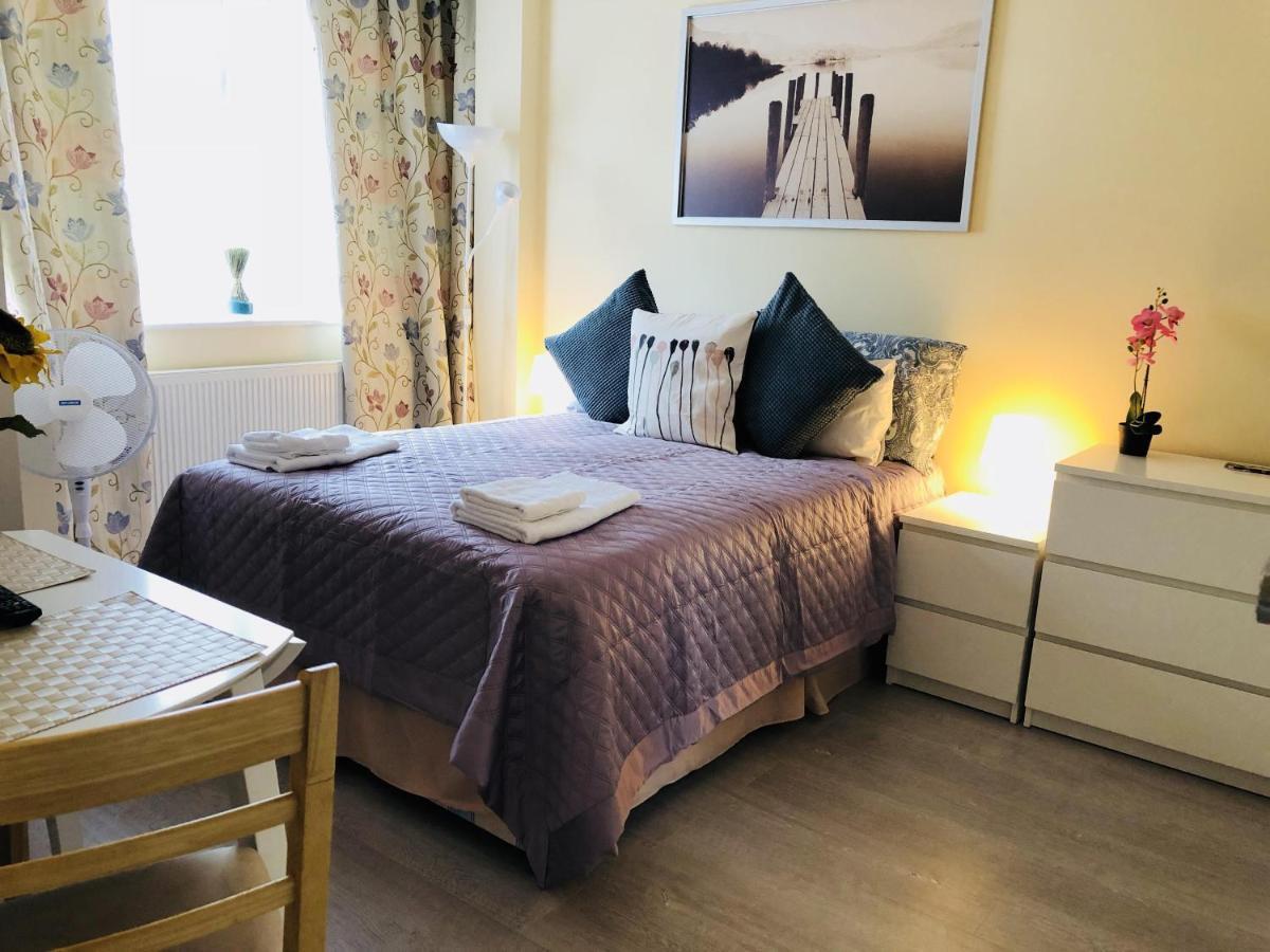 Mandeville Rooms Northolt  ภายนอก รูปภาพ